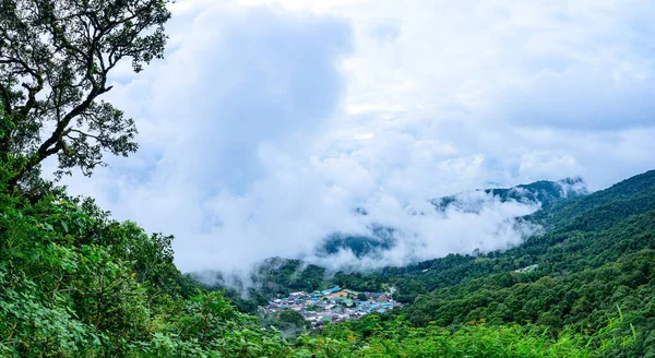 チェンマイ県土井サププププイ国立公園の山の景色を望むモンヒル族の村のパノラマビュー — ストック写真