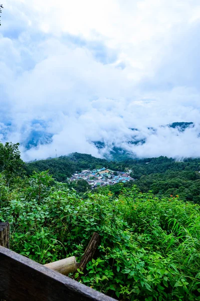 チェンマイ県土井サプププイ国立公園の山の景色を望むモンヒル族の村 — ストック写真