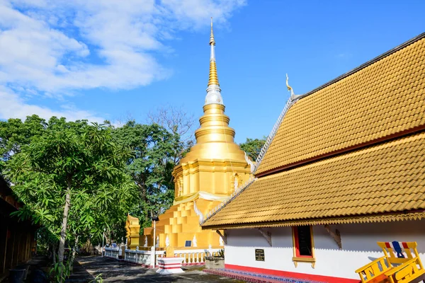 Golden Padoda Wat Phra Phu Khwang Phayao Province — Photo