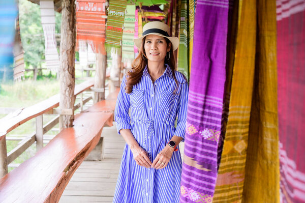 Тайская девочка в синем платье с тайской тканью на фоне, Нан Прованс.