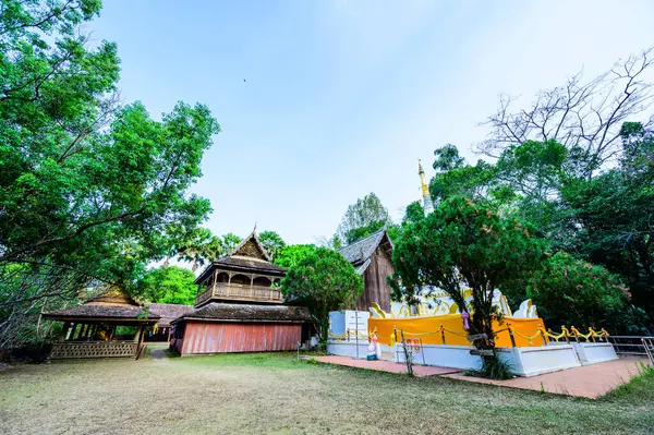 White Pagoda Ancient Wooden Building Wat Luang Khun Win Chiangmai — Stok fotoğraf