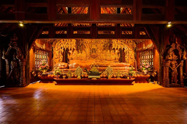 Wooden Reclining Buddha Wat Luang Khun Win Chiangmai Province Thailand — Foto de Stock