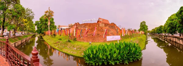 チェンマイ 2021年4月13日 ソンクラン祭りの期間中 チェンマイ県のホアヒン コーナーでの街の堀と通りのパノラマビュー — ストック写真