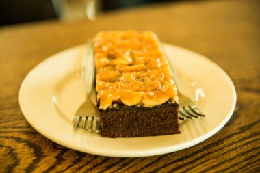 Beyaz tabakta browni keki, Tayland.