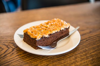 Beyaz tabakta browni keki, Tayland.