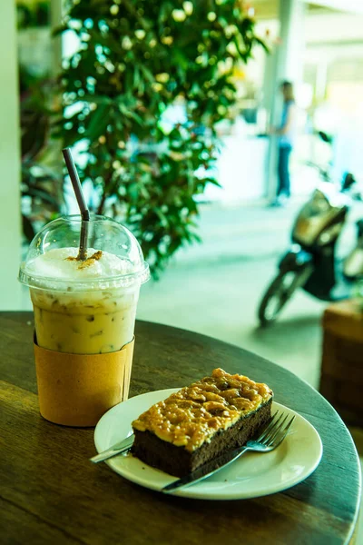 Café Gelado Com Bolo Brownies Tailândia — Fotografia de Stock