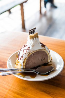 Dondurmalı pasta beyaz tabak, Tayland.