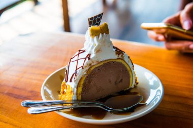 Dondurmalı pasta beyaz tabak, Tayland.