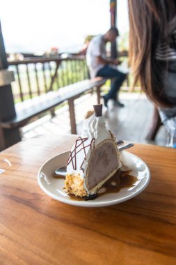 Dondurmalı pasta beyaz tabak, Tayland.