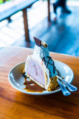 Dondurmalı pasta beyaz tabak, Tayland.