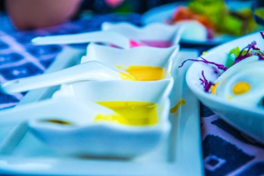 Tayland 'da beyaz kasede salata sosu..