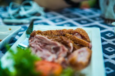 Tayland 'da beyaz tabakta ördek.