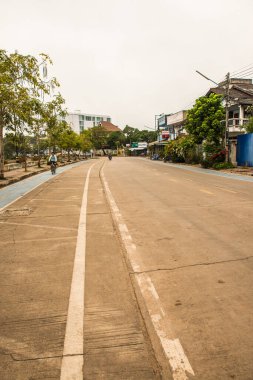 Kwan Phayao Gölü 'nün yanındaki yol, Tayland.