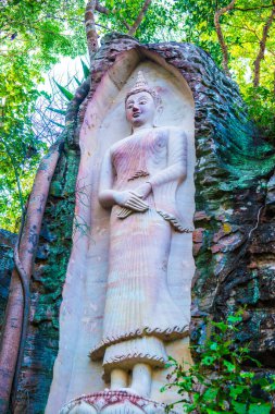 Huai Pha Kiang tapınağında kayalara Buda sanatı oymak, Tayland.