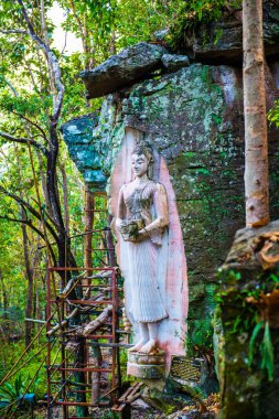 Huai Pha Kiang tapınağında kayalara Buda sanatı oymak, Tayland.