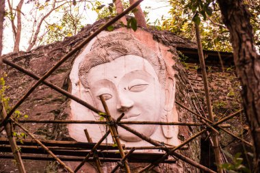 Huai Pha Kiang tapınağında kayalara Buda sanatı oymak, Tayland.