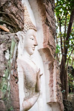 Huai Pha Kiang tapınağında kayalara Buda sanatı oymak, Tayland.