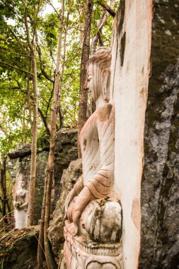 Huai Pha Kiang tapınağında kayalara Buda sanatı oymak, Tayland.