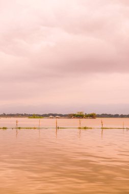 Tayland 'daki Kwan Phayao Gölü' nde Tilok Aram Tapınağı ile göl manzarası.