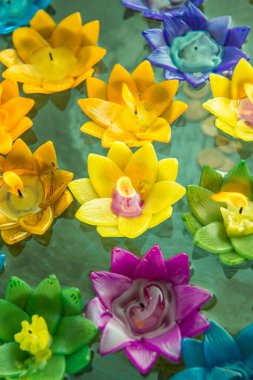 Suda çiçek mumları, Tayland.