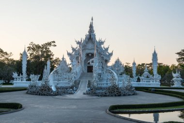 Tayland 'ın Chiang Rai bölgesindeki Rong Khun tapınağı..