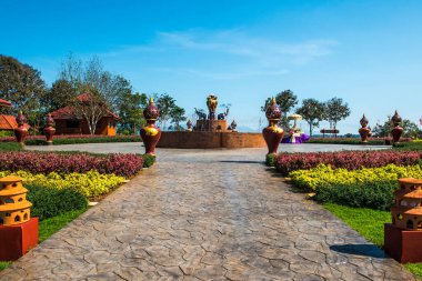 Prayodkhunpol 'deki güzel çeşme Wiang Kalong Tapınağı, Tayland.