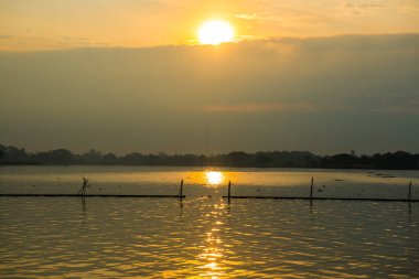 Kwan Phayao Gölü 'nde gün doğumu, Tayland.