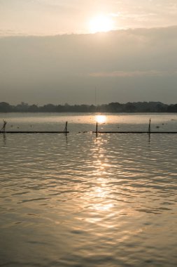 Kwan Phayao Gölü 'nde gün doğumu, Tayland.