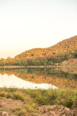 Güneş ışığıyla dağ ve göl, Tayland.