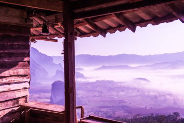 Güzel Dağ Manzaralı Ev Phu Langka Ulusal Parkı, Tayland.
