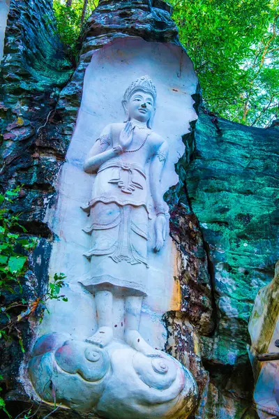 Huai Pha Kiang tapınağında kayalara Buda sanatı oymak, Tayland.