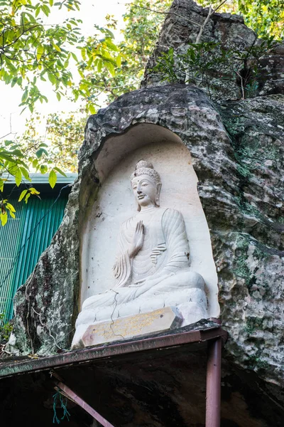Esculpindo Arte Buda Rocha Templo Huai Pha Kiang Tailândia — Fotografia de Stock