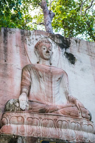 Huai Pha Kiang tapınağında kayalara Buda sanatı oymak, Tayland.