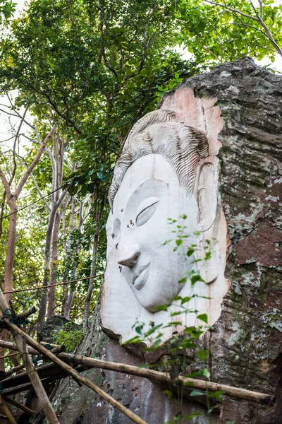 Huai Pha Kiang tapınağında kayalara Buda sanatı oymak, Tayland.