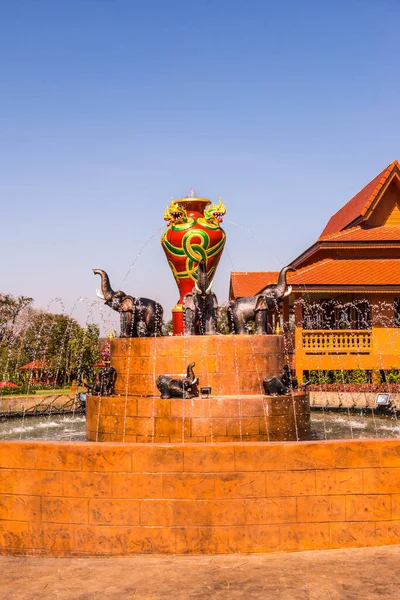 泰国Prayodkhunpol Wiang Kalong寺庙美丽的喷泉 — 图库照片