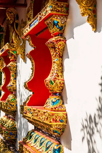 泰国庙宇中美丽的泰式窗户 — 图库照片