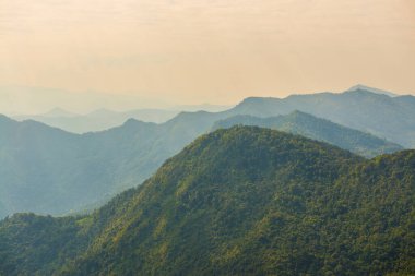 Tayland 'ın Chiangrai eyaletindeki Phu Chi Fa Manzarası' nda Dağ Manzarası.