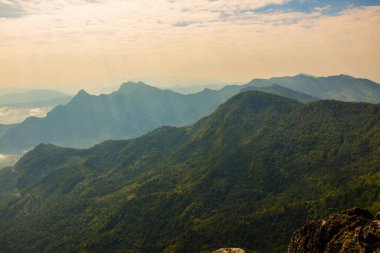 Tayland 'ın Chiangrai eyaletindeki Phu Chi Fa Manzarası' nda Dağ Manzarası.