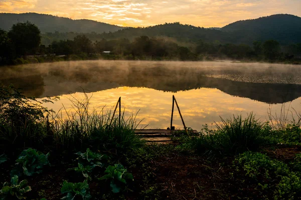 Phayao省的湖面 湖面上有雾 — 图库照片