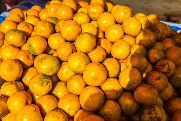 Appelsiinit Myynnissä Osastolla Thaimaa — kuvapankkivalokuva