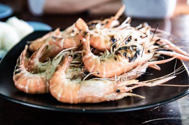 Tayland, siyah tabakta ızgara karides..