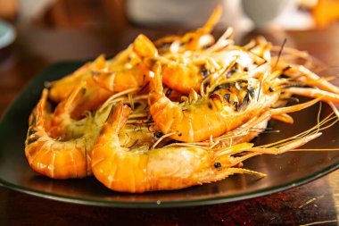 Tayland, siyah tabakta ızgara karides..