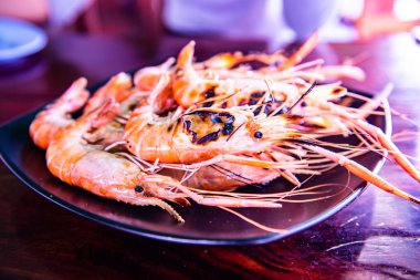 Tayland, siyah tabakta ızgara karides..