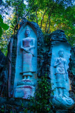 Huai Pha Kiang Tapınağı, Tayland 'da kaya üzerine oyma sanatı.