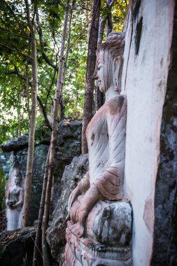 Huai Pha Kiang Tapınağı, Tayland 'da kaya üzerine oyma sanatı.