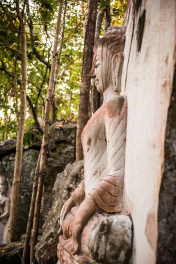 Huai Pha Kiang Tapınağı, Tayland 'da kaya üzerine oyma sanatı.