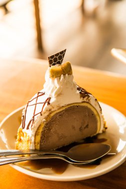 Dondurmalı pasta beyaz tabak, Tayland.