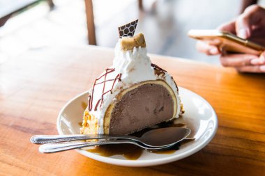 Dondurmalı pasta beyaz tabak, Tayland.