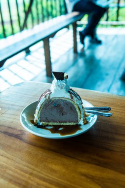 Dondurmalı pasta beyaz tabak, Tayland.