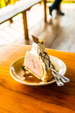 Dondurmalı pasta beyaz tabak, Tayland.